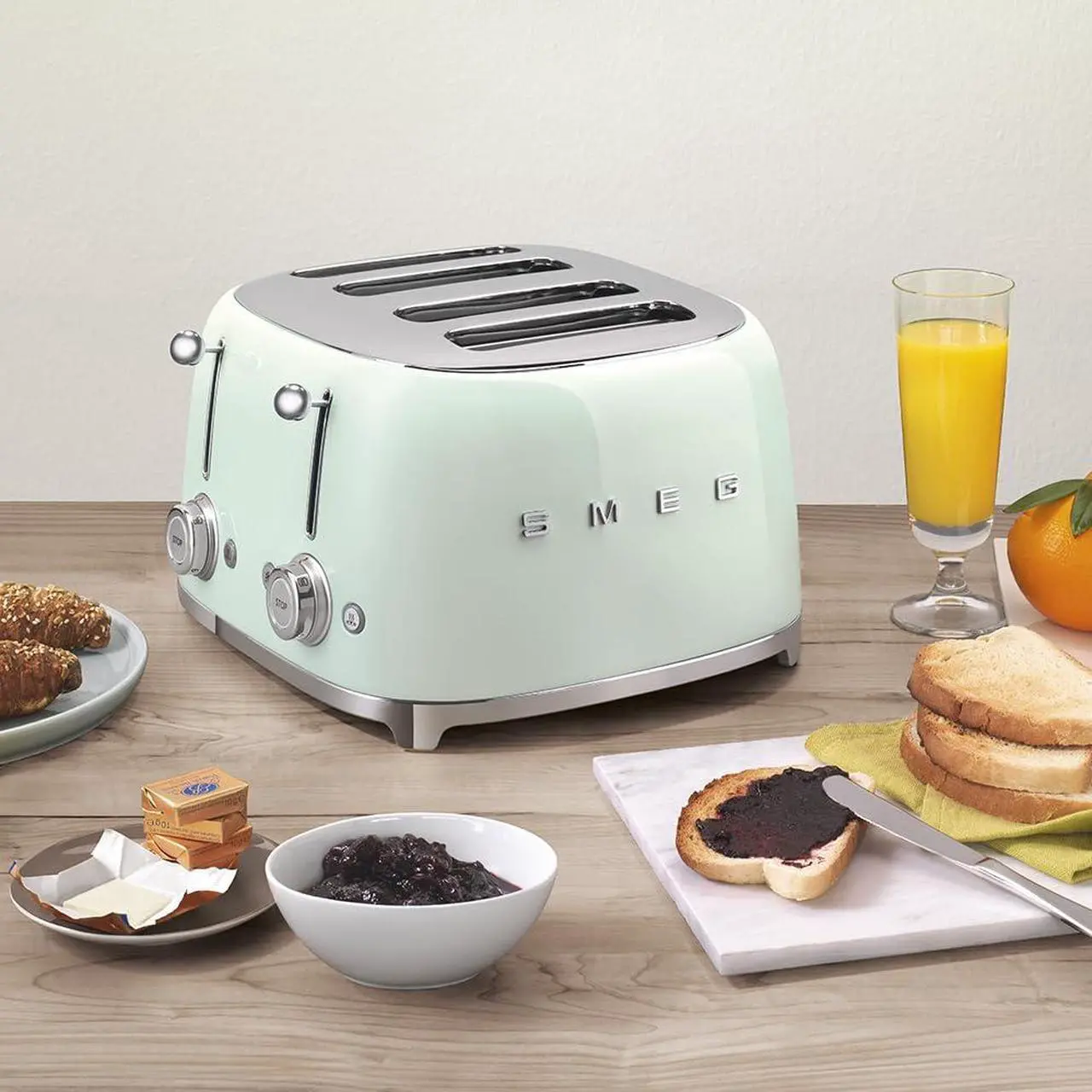 Alt view image 4 of 5 - Smeg 50s Retro Line Pastel Green 4x4 Slot Toaster