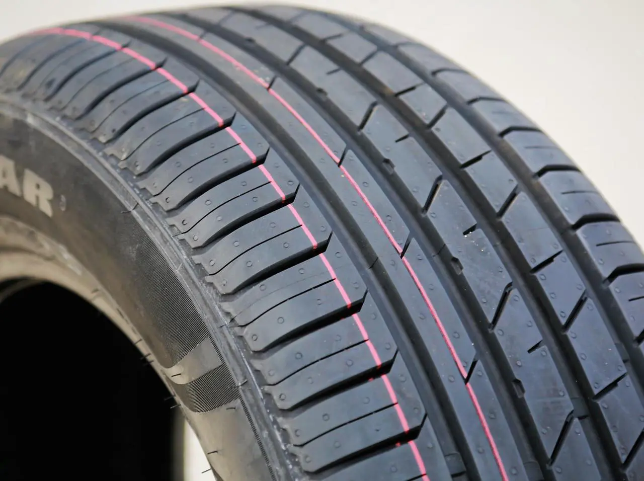 Alt view image 3 of 8 - Radar Dimax E-Sport 1 215/60R16 99V Summer Tire