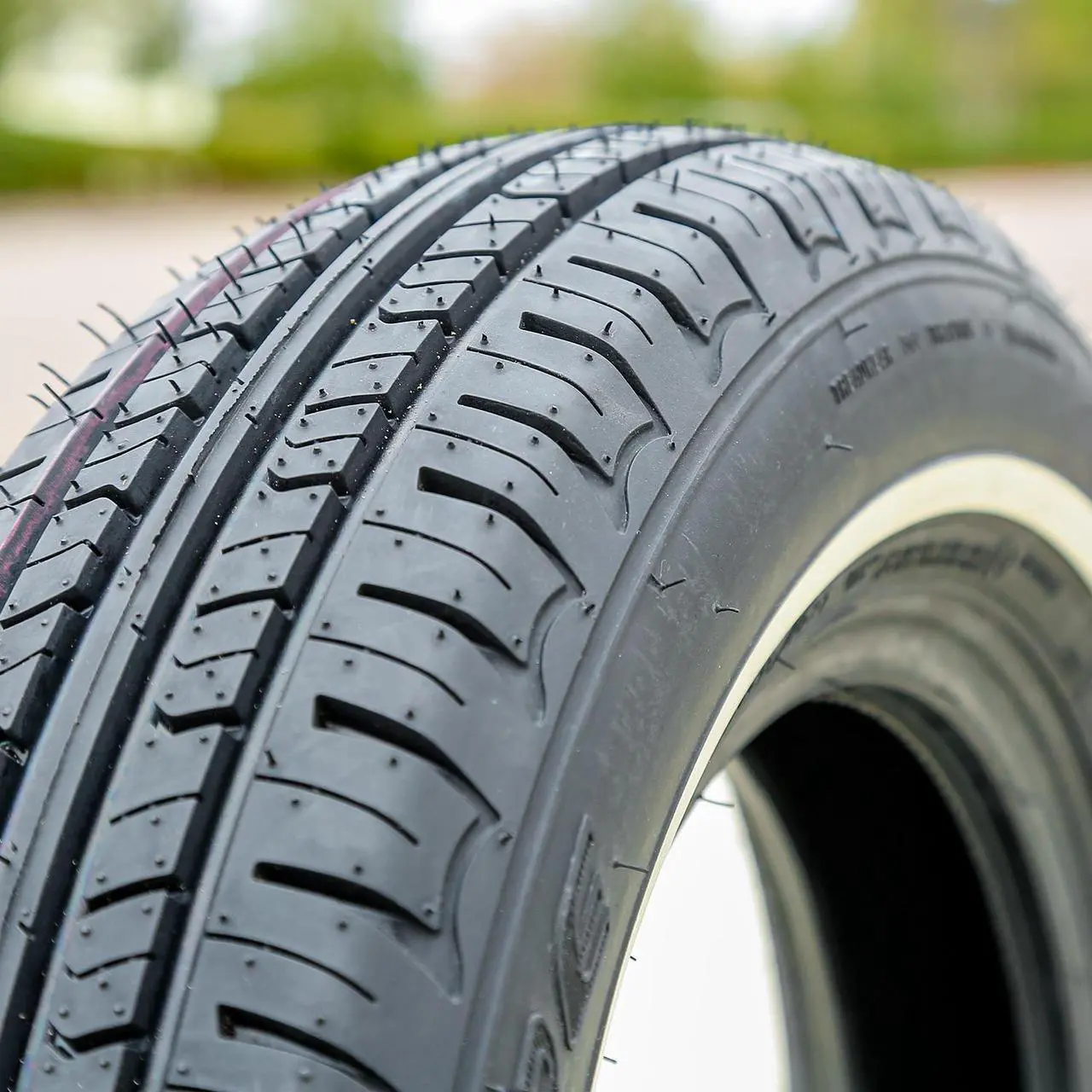 Alt view image 2 of 7 - 205/75R14 95T - Starfire Solarus Classic Touring All Season Tire