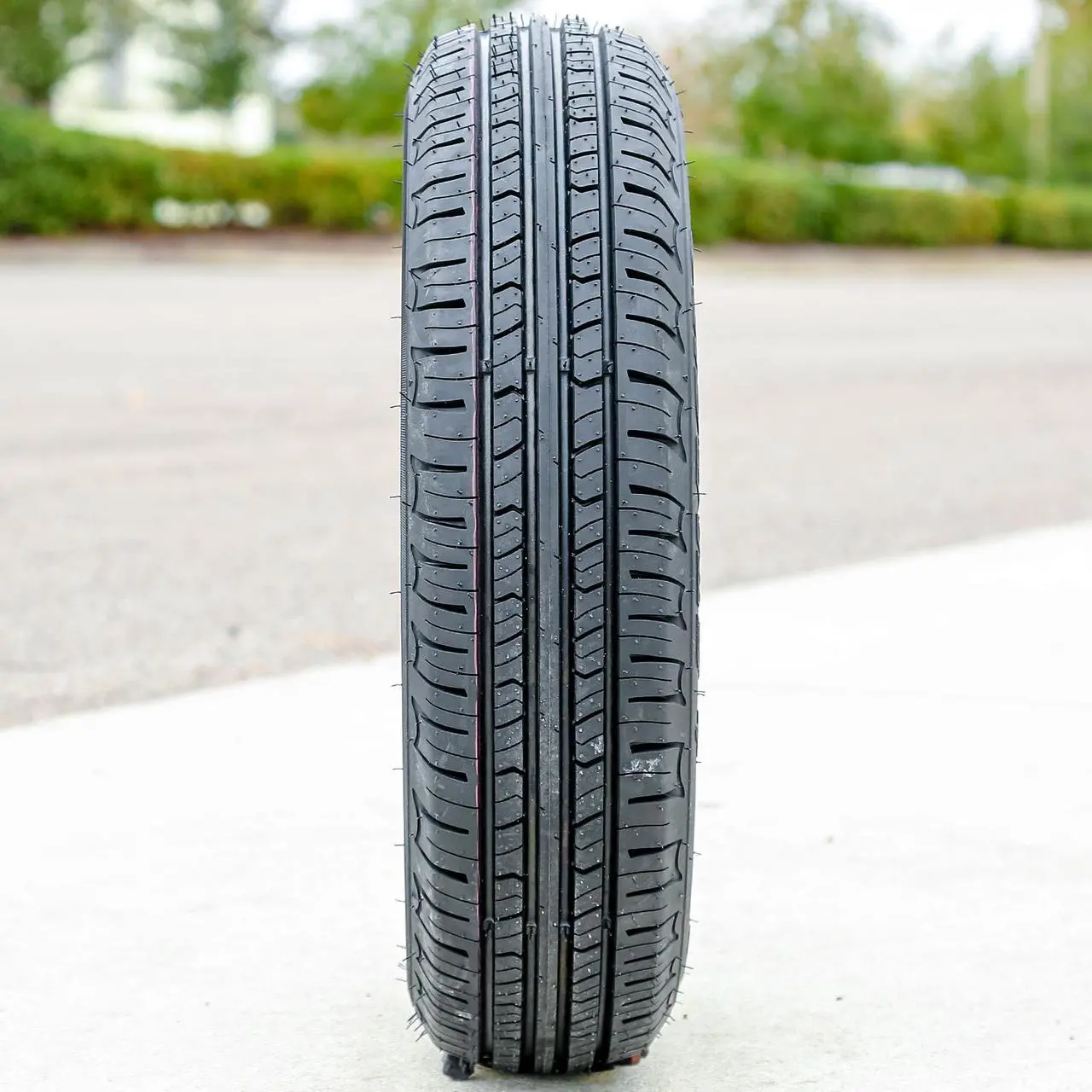 Alt view image 3 of 7 - 205/75R14 95T - Starfire Solarus Classic Touring All Season Tire
