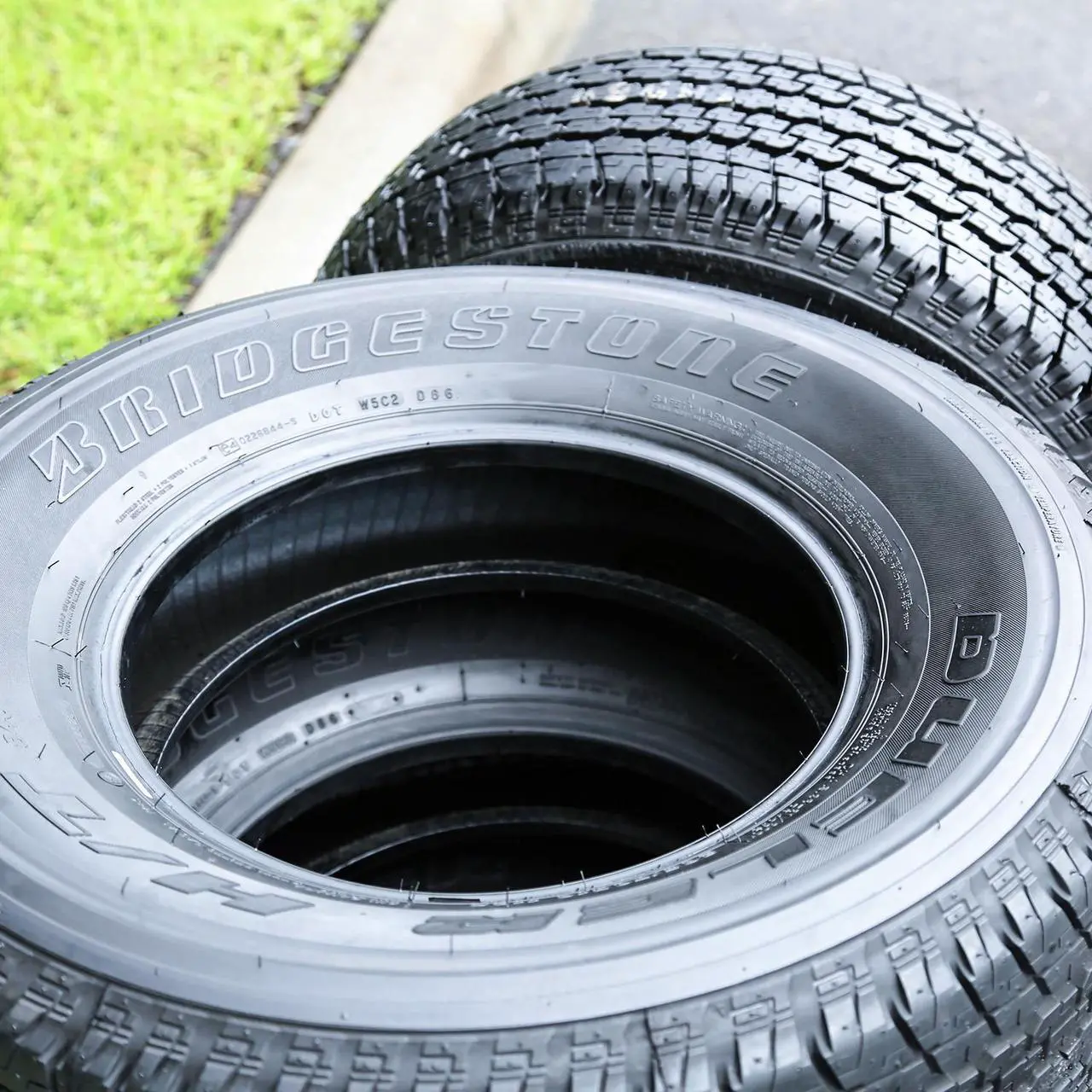 Alt view image 2 of 7 - 235/60R16 100H - Bridgestone Dueler H/T 840 Highway All Season Tire