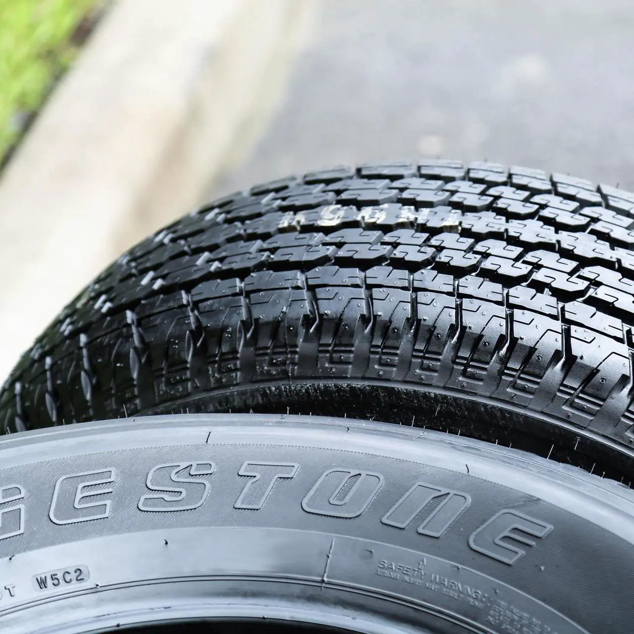 Alt view image 6 of 7 - 235/60R16 100H - Bridgestone Dueler H/T 840 Highway All Season Tire