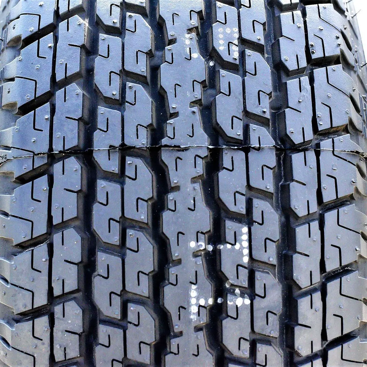 Alt view image 5 of 7 - 235/60R16 100H - Bridgestone Dueler H/T 840 Highway All Season Tire