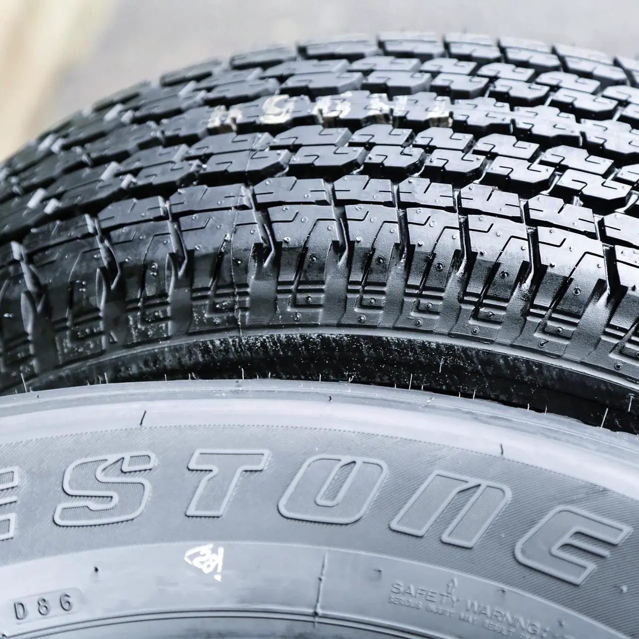Alt view image 7 of 7 - 235/60R16 100H - Bridgestone Dueler H/T 840 Highway All Season Tire