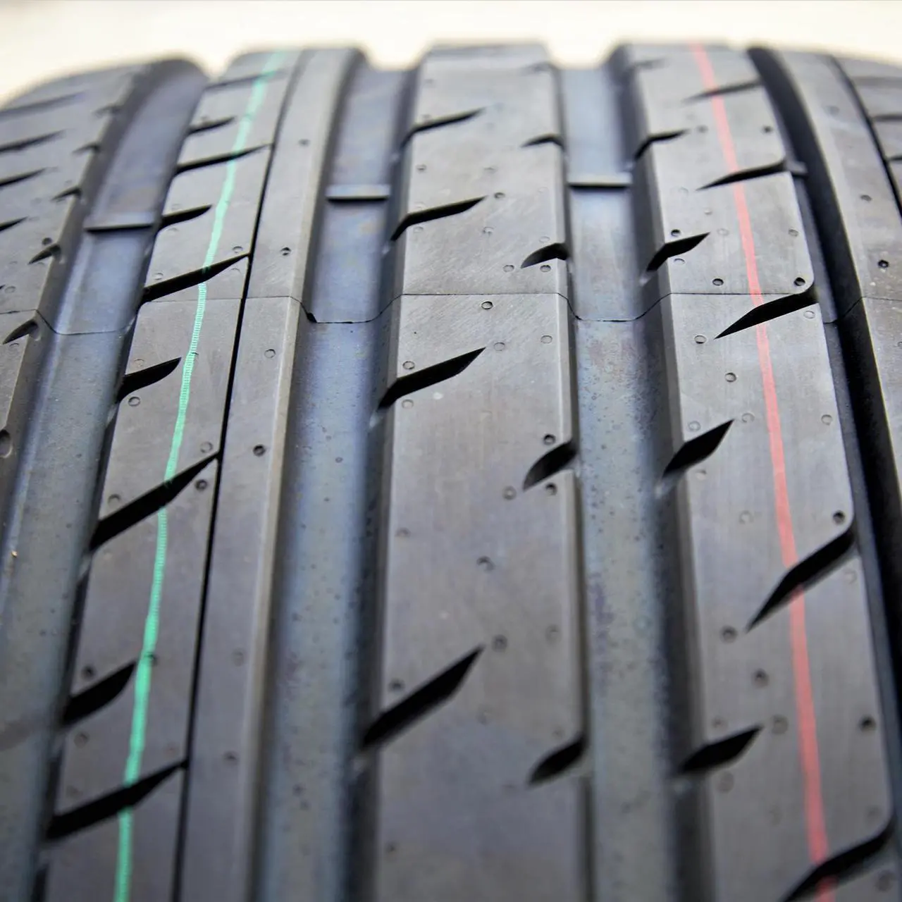 Alt view image 4 of 7 - 215/35R19 ZR 85W XL - Haida LECP HD927 High Performance Summer Tire