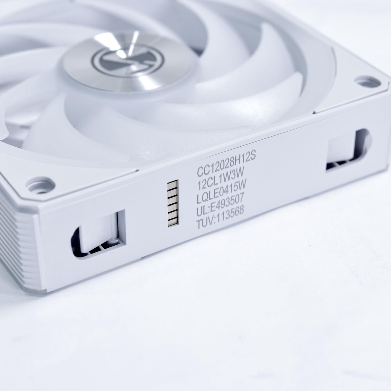 Open Box: Lian Li UNI Fan CL120 ARGB PWM Fan - Single Pack (Reverse Blade) - 2.4 GHz Wireless Signal RGB & PC Case Fans Control - Daisy-Chain - Low Noise - Controller NOT Included &Required - White (12RCL1W1W) - Newegg.ca - Open Box condition - Image 10