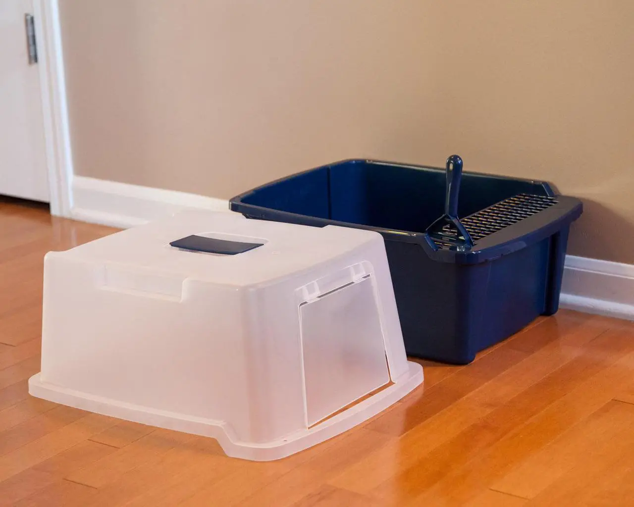 Alt view image 3 of 5 - IRIS Large Hooded Litter Box with Scoop and Grate, Blue