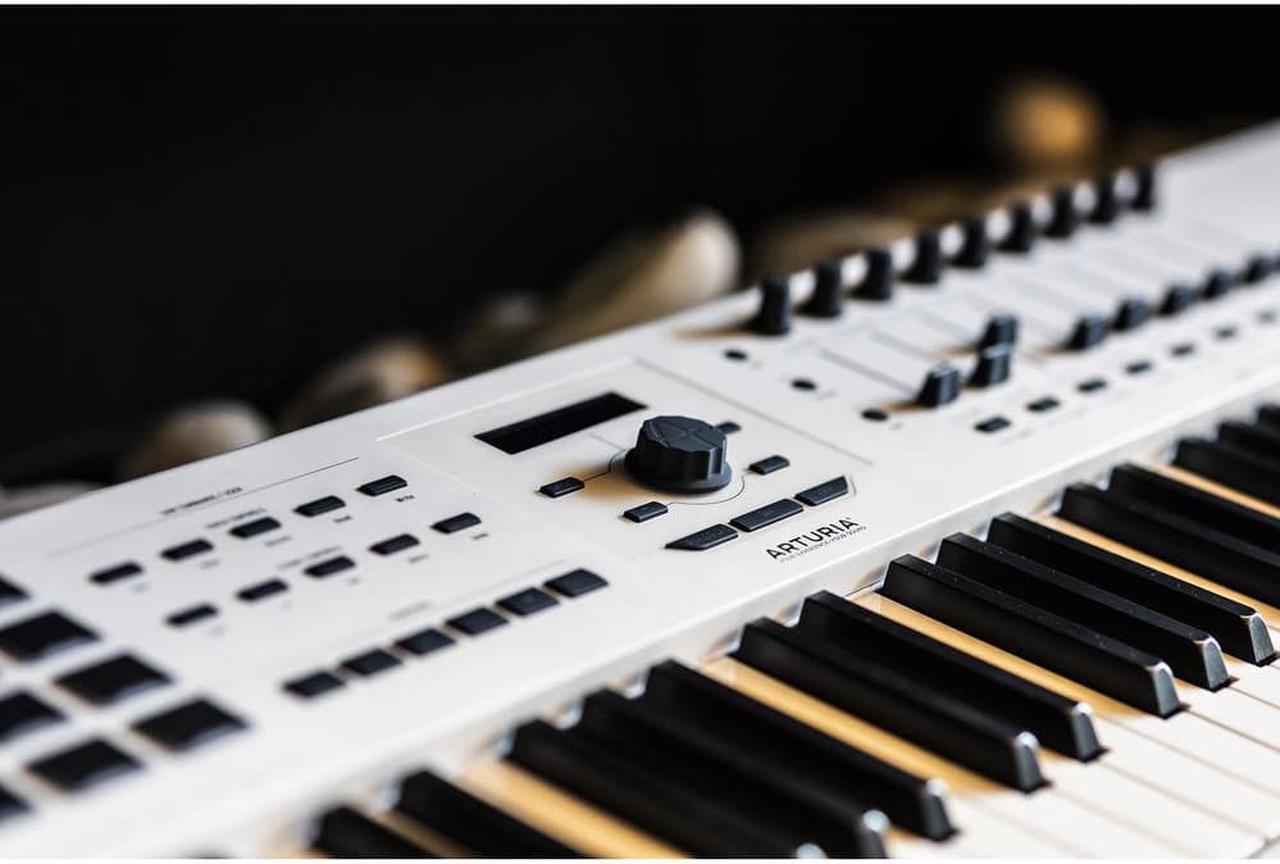 Alt view image 5 of 12 - Arturia KeyLab 88 MkII Hammer-Action MIDI Controller and Software (White)