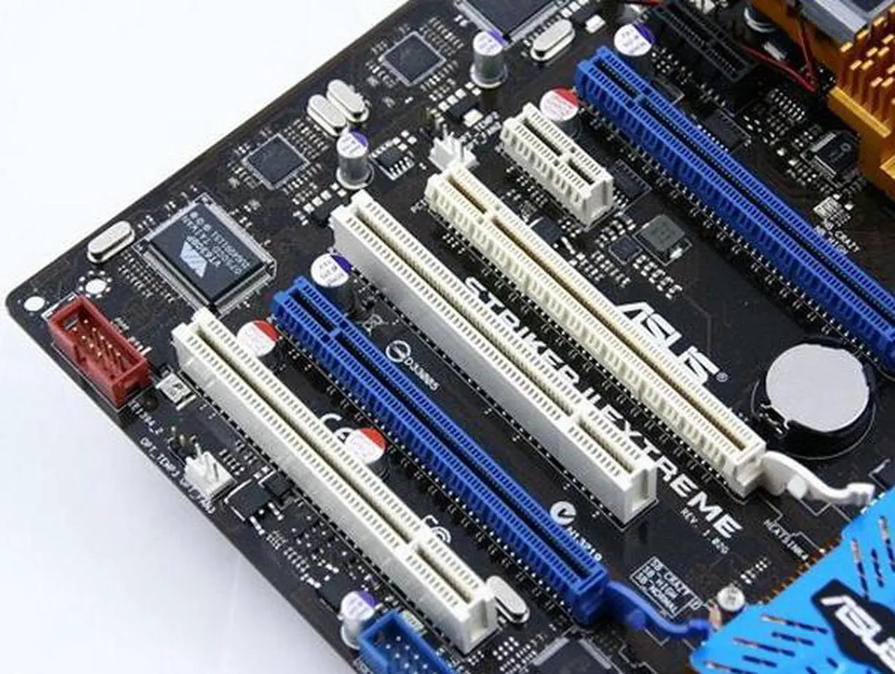Alt view image 2 of 3 - ASUS Striker II Extreme LGA 775 DDR3 8GB ATX Motherboard