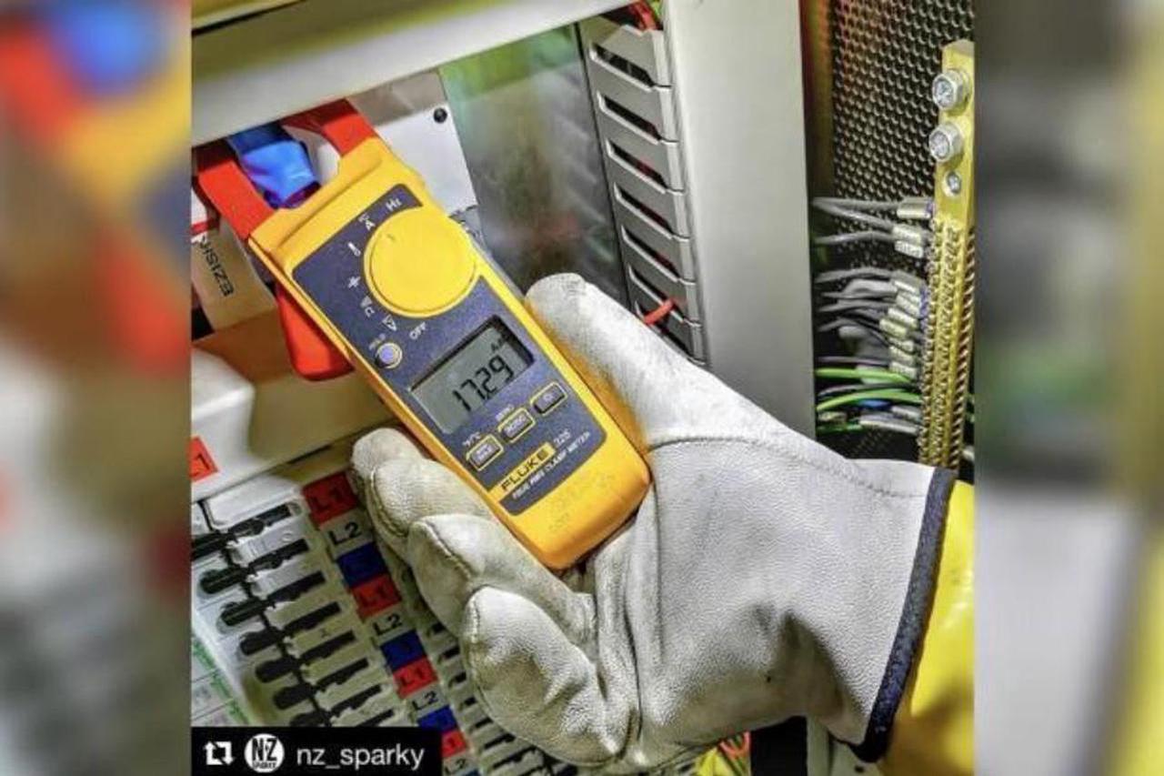 Alt view image 2 of 7 - Fluke 325 True RMS AC DC Current Voltage Tester Capacitance Clamp Frequency NEW