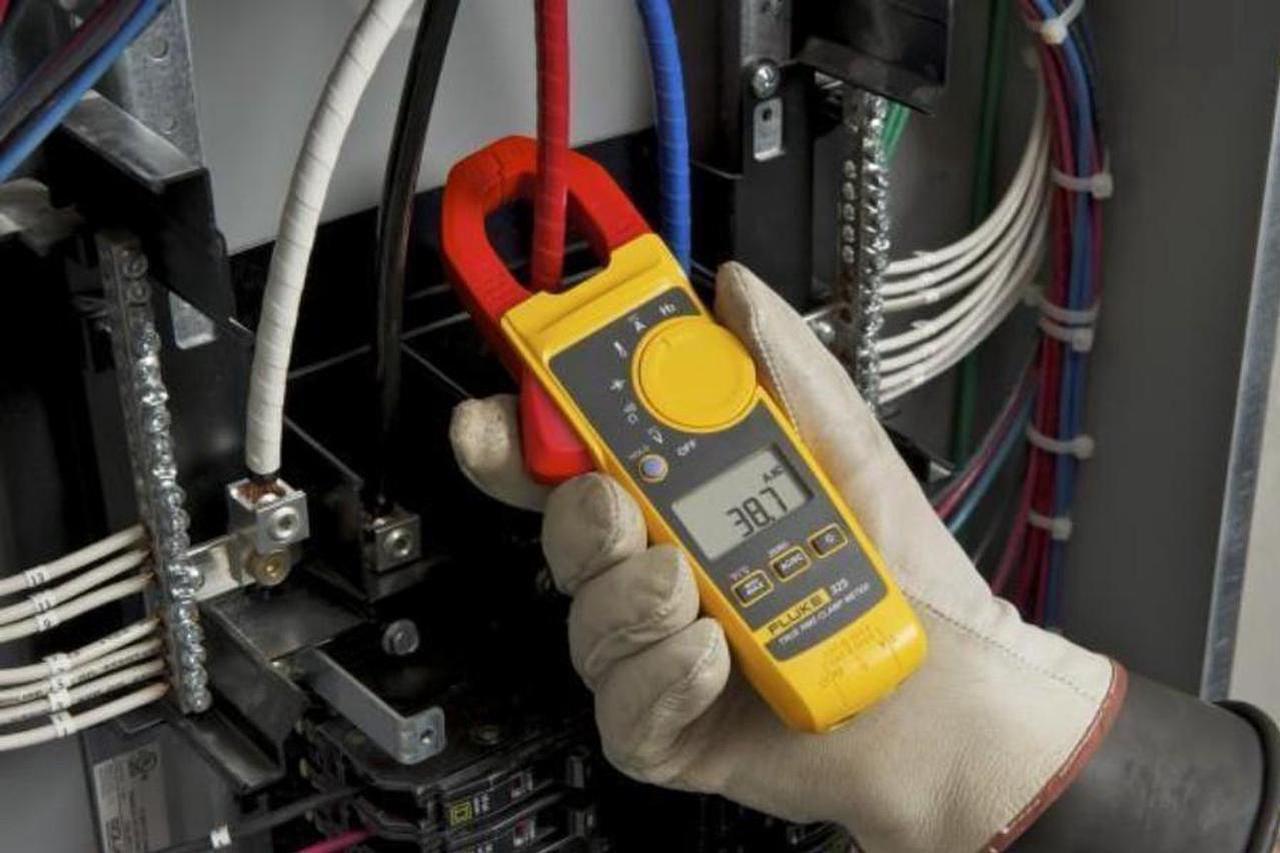 Alt view image 3 of 7 - Fluke 325 True RMS AC DC Current Voltage Tester Capacitance Clamp Frequency NEW