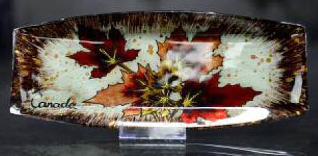 V25-269 - CANADA SOUVENIR SERVING TRAY MAPLE LEAF GLASS 11X4.5IN