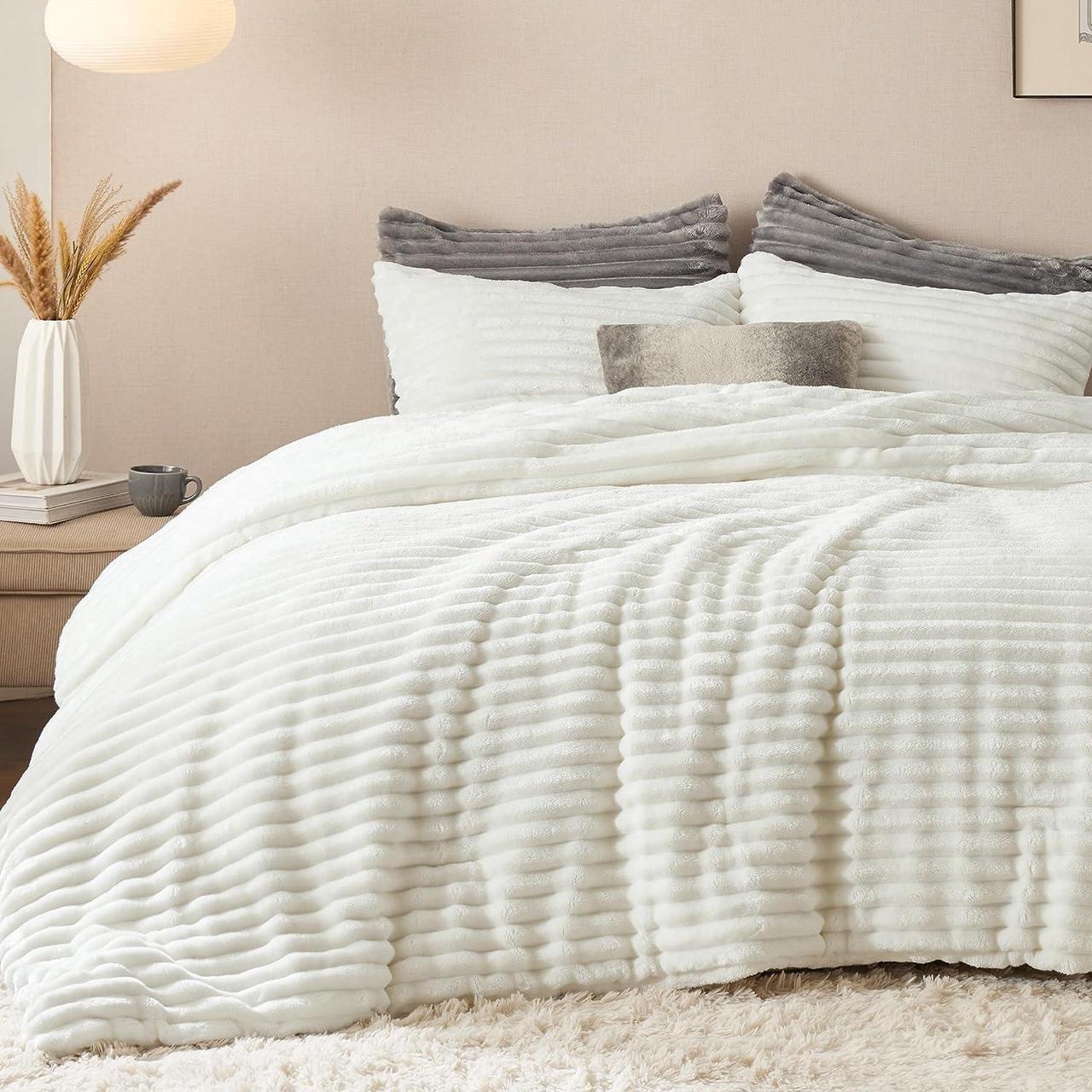 Main image of Fluffy Comforter Set Queen - Super Soft Faux Fur Comforter Queen Size White ?Winter Warm Fleece Bedding Set Plush Fuzzy Bed Set 3 Pieces 1 Shaggy Comforter with 2 Pillowcases