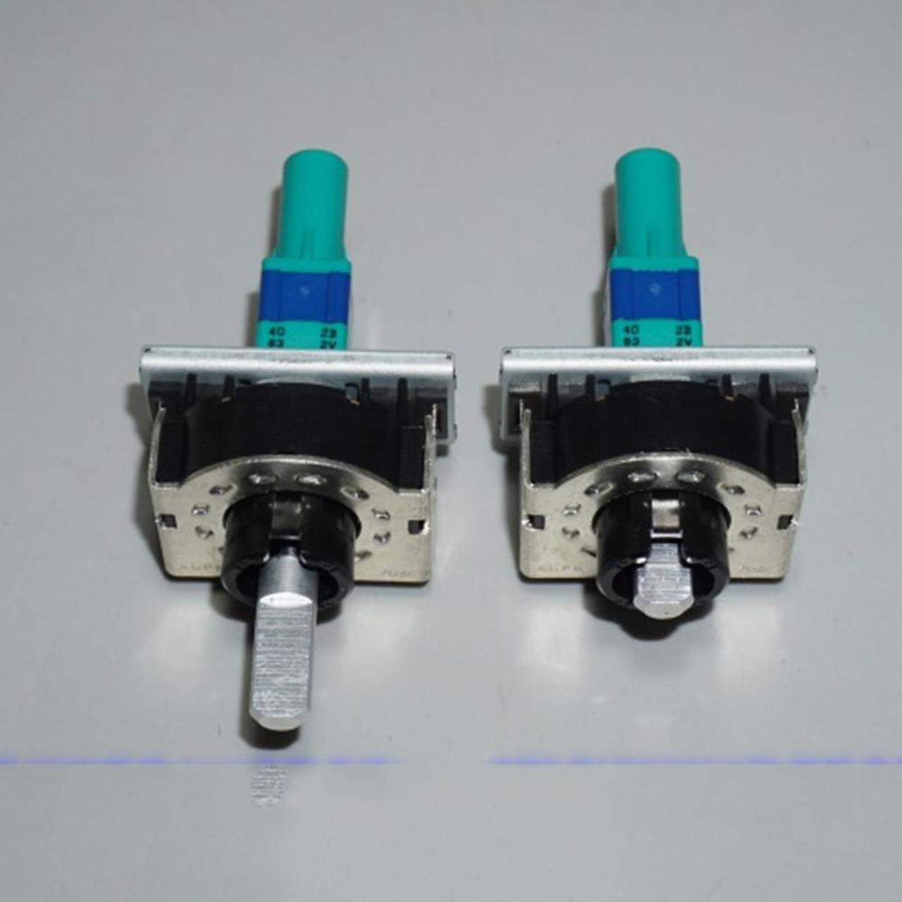 Alt view image 2 of 3 - Japan ALPS self-retractable RK09 type single stepping potentiometer 3.3K4K with third gear band switch