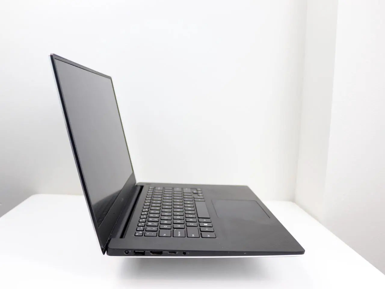 Alt view image 4 of 6 - DELL XPS 15 - 9560 15.6"  Full HD (1920x1080) Intel Core i7 7th Gen 7700HQ (2.80 GHz) NVIDIA GeForce GTX 1050 16GB DDR4 Memory 512 GB SSD Windows 11 Gaming Laptop