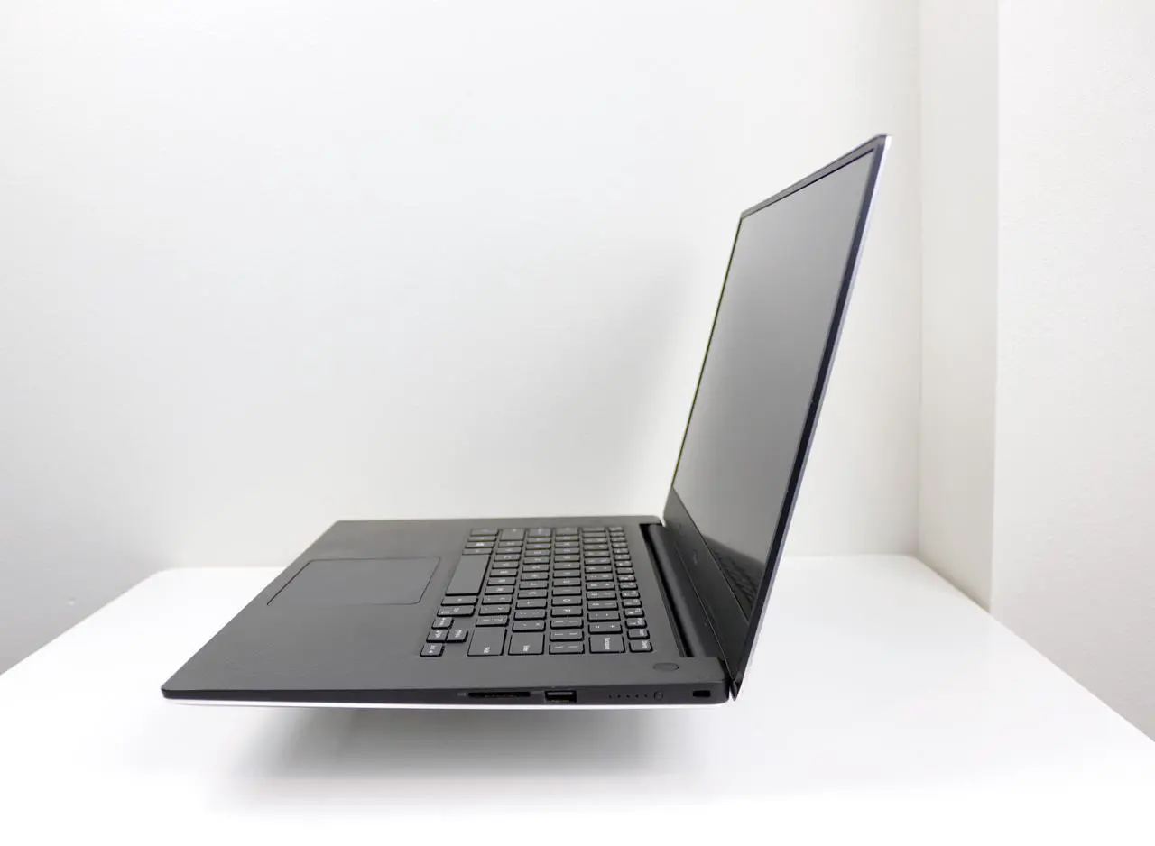 Alt view image 3 of 6 - DELL XPS 15 - 9560 15.6"  Full HD (1920x1080) Intel Core i7 7th Gen 7700HQ (2.80 GHz) NVIDIA GeForce GTX 1050 16GB DDR4 Memory 512 GB SSD Windows 11 Gaming Laptop