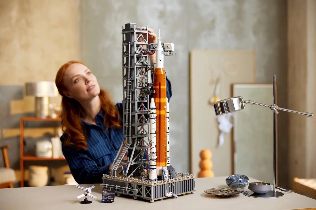 Alt view image 5 of 5 - international version Icons Series 10341 NASA Artemis Space Launch System Number of parts 3601 Suitable for age 18+ toy building blocks