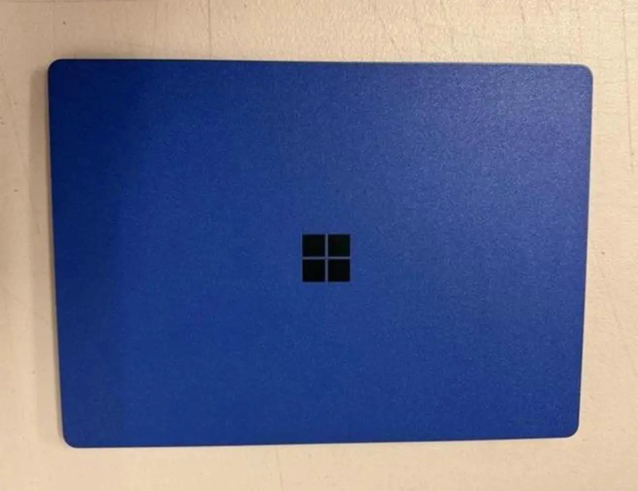 Alt view image 4 of 5 - Microsoft Surface Laptop 2 (1769) - 13.5" Touchscreen Laptop Intel Core i7-8650U 1.90GHz 16GB RAM 512GB SSD Intel UHD Graphics - Windows 10 Pro