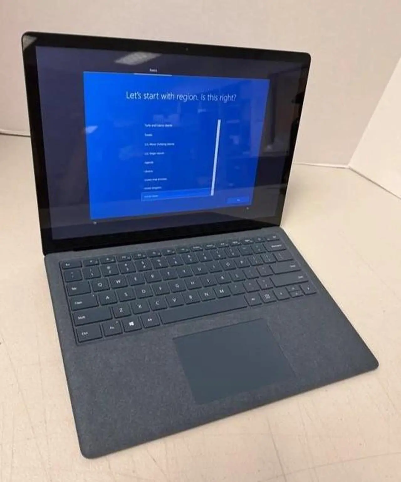 Alt view image 2 of 5 - Microsoft Surface Laptop 2 (1769) - 13.5" Touchscreen Laptop Intel Core i7-8650U 1.90GHz 16GB RAM 512GB SSD Intel UHD Graphics - Windows 10 Pro
