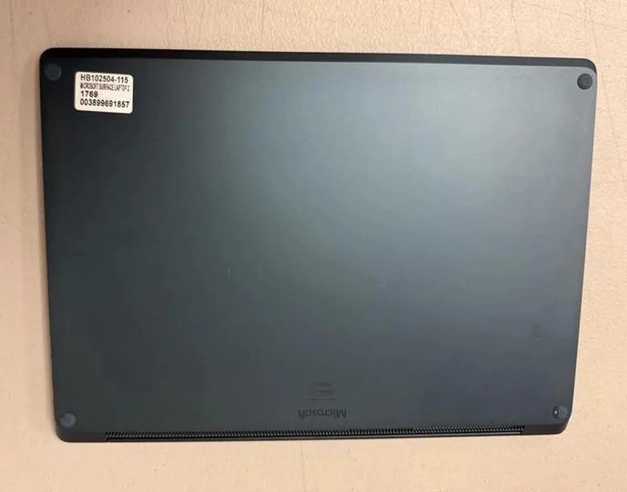 Alt view image 5 of 5 - Microsoft Surface Laptop 2 (1769) - 13.5" Touchscreen Laptop Intel Core i7-8650U 1.90GHz 16GB RAM 512GB SSD Intel UHD Graphics - Windows 10 Pro