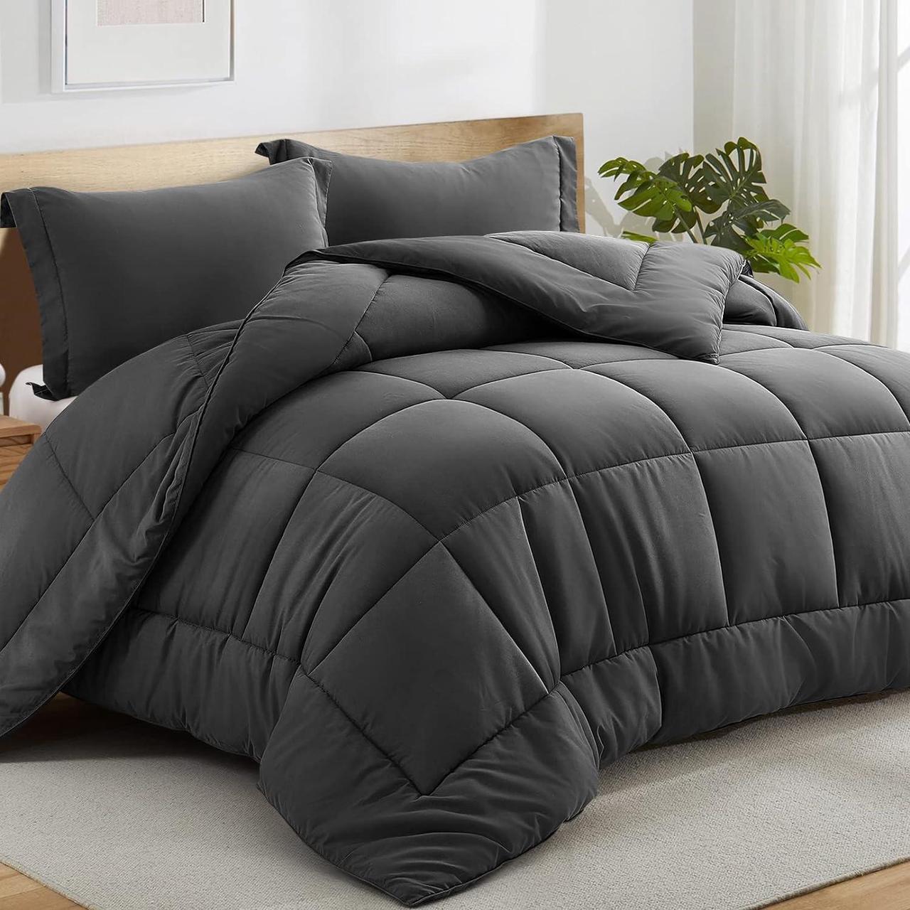 All Season Queen Comforter Set 3 PCs Soft Quilted Down Alternative Comforter+2 Pillow Shams with Corner Tabs,Winter Summer Warm Fluffy,Machine Washable (Queen, Grey)