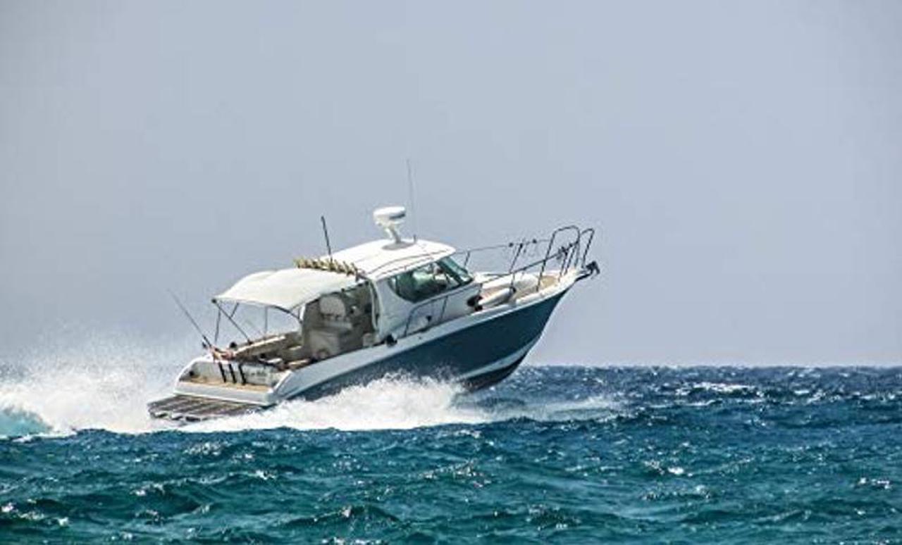 Alt view image 4 of 4 - Uniden UM435 Advanced Fixed Mount VHF Marine Radio, All USA/International/Canadian Marine Channels Including New 4-Digit, CDN "B" Channels, 1 Watt/25 Watt Power, Waterproof IPX8 Submersible, White