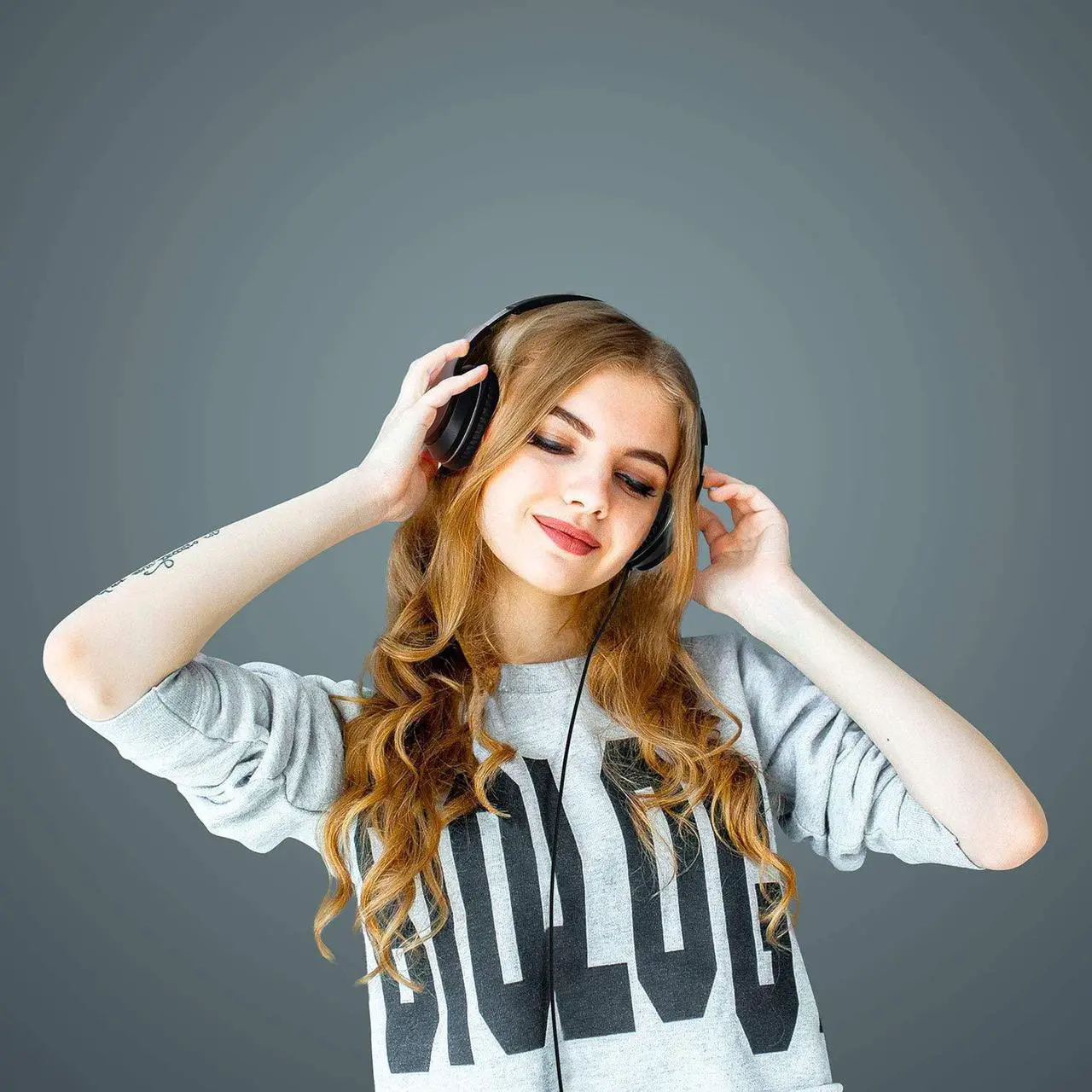 Alt view image 6 of 7 - LORELEI X6 Over-Ear Headphones with Microphone, Lightweight Foldable & Portable Stereo Bass Headphones with 1.45M No-Tangle, Wired Headphones for Smartphone Tablet MP3 / 4 (Space Black)