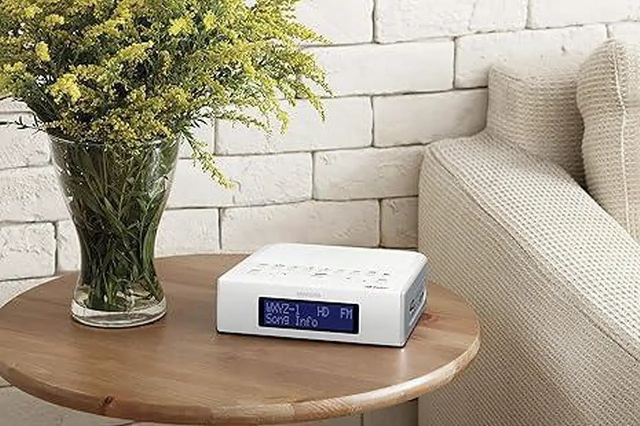 Alt view image 3 of 4 - Sangean Portable AM/FM Radio White HDR-15 - White