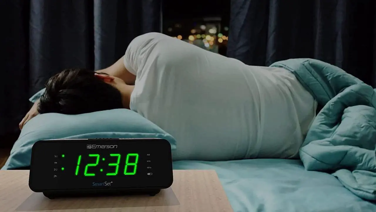 Alt view image 6 of 6 - Emerson SmartSet Dual Alarm Clock Radio with AM/FM Radio, Dimmer, Sleep Timer and .9" LED Display, CKS1900