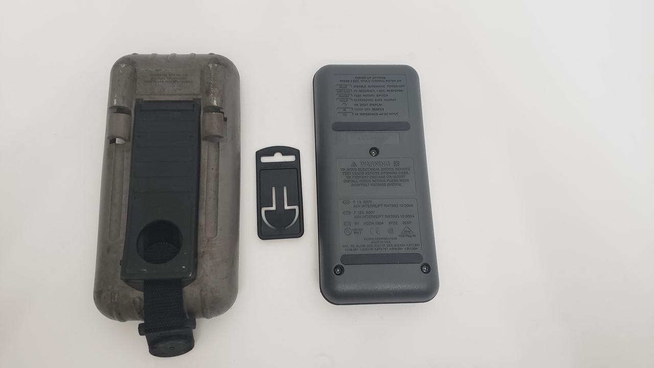 Alt view image 6 of 6 - FLUKE 87 Multimeter Handheld with Case and Many Attachments