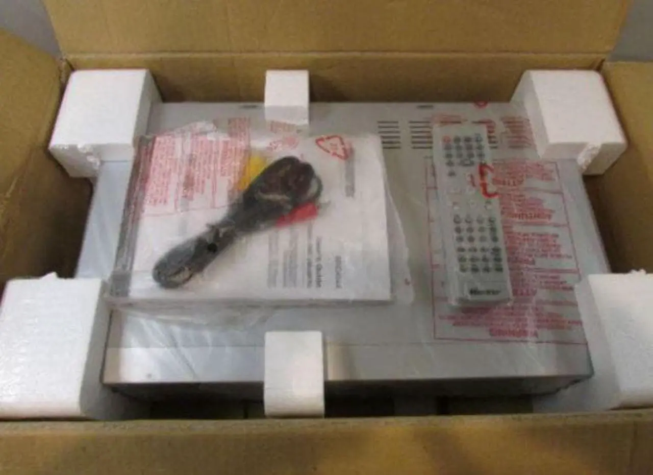 Alt view image 3 of 3 - Memorex MVD4544 DVD VCR Combo DVD Player Vhs Vcr 6 Head Vcr Combo