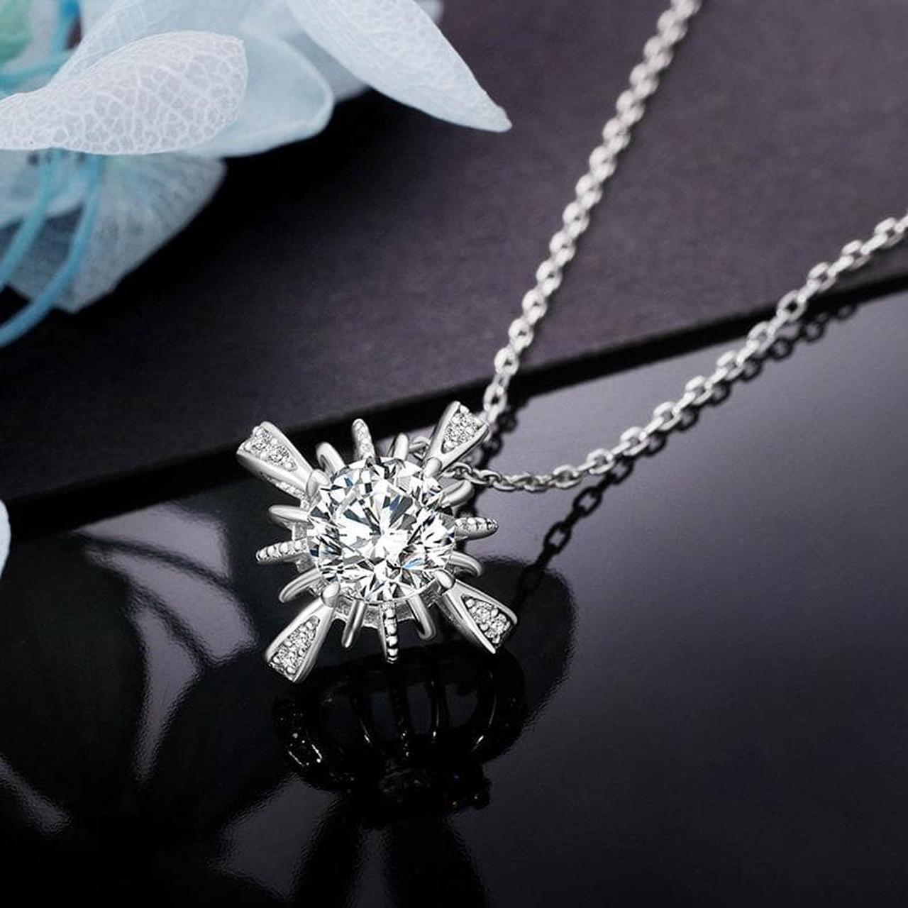 1Ct Moissanite Diamond Cut Starfish Necklaces for Women -18K Plated Sterling Silver Chain Pendant, D Color Dancing Jewelry, Mother's Day Jewelry Gifts for Women Mom/Wife/Sister