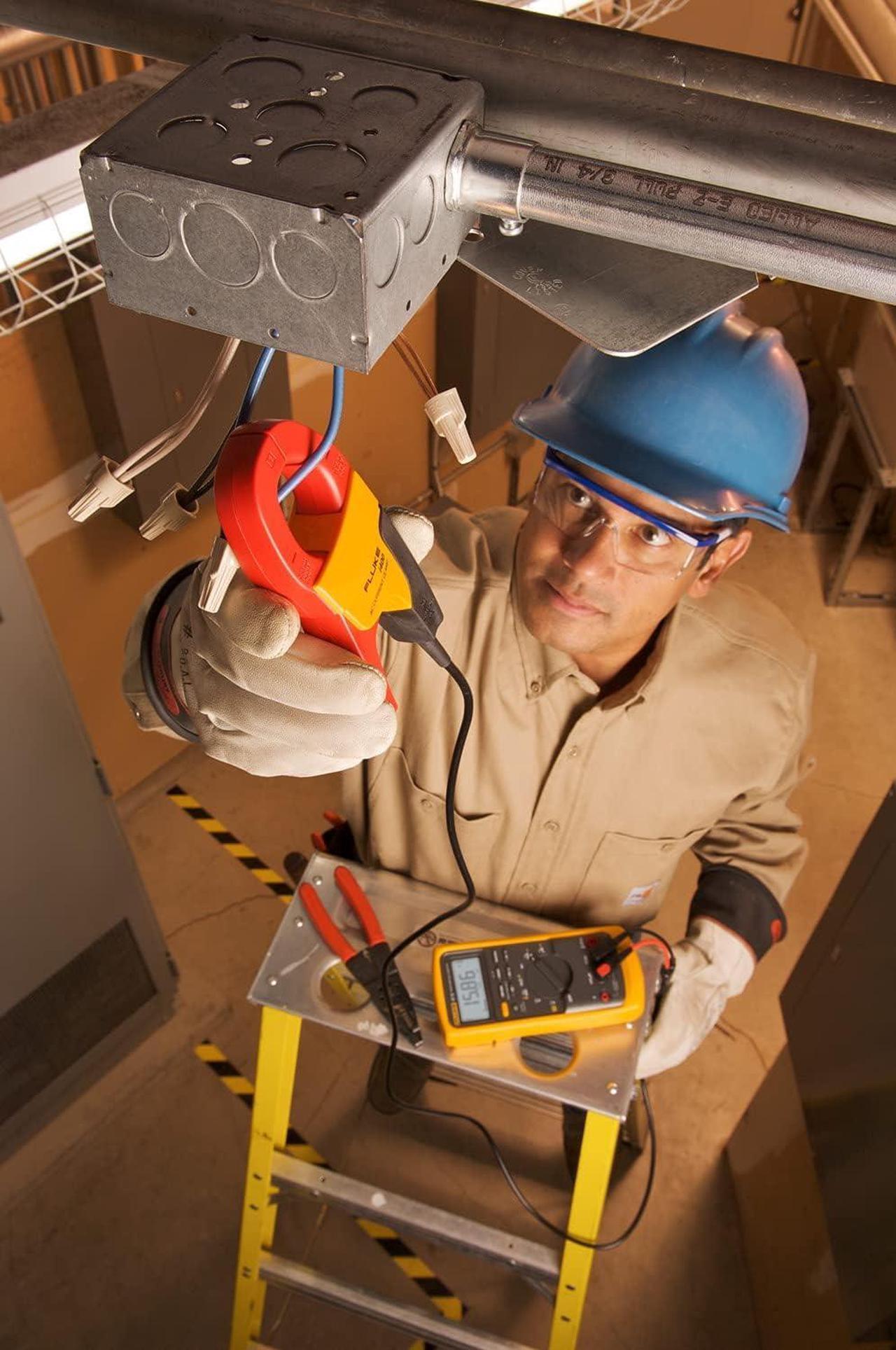 Alt view image 4 of 7 - Fluke 1587/I400 FC 2-In-1 Insulation Multimeter With Clamp