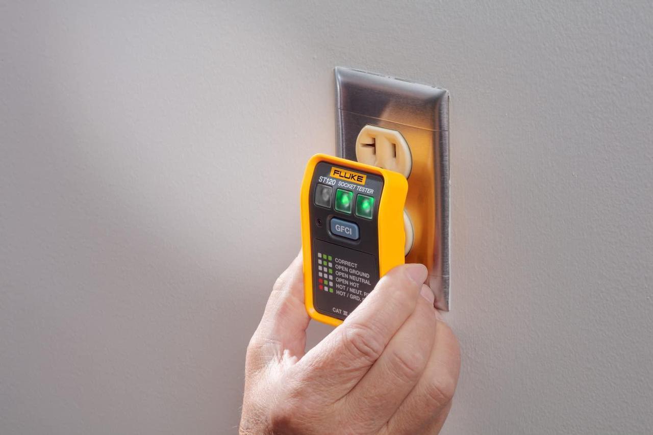 Alt view image 5 of 6 - Fluke ST120 GFCI Socket Tester Without Beeper