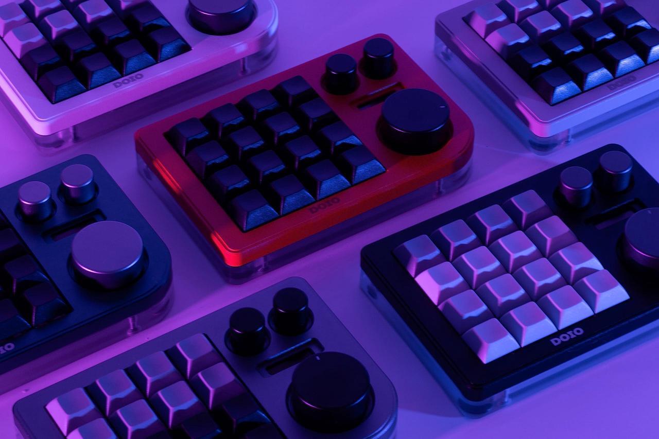 Alt view image 5 of 5 - KEEBMONKEY Megalodon Triple Knob Macro Pad Programmable Designer Mini Keyboard 16 Keys (Soy)
