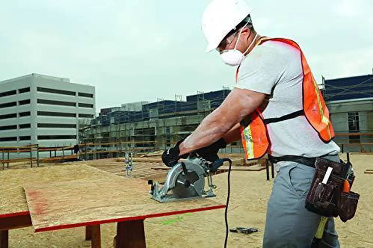 Alt view image 4 of 12 - BOSCH 7-1/4-Inch Worm Drive Circular Saw CSW41, Blue