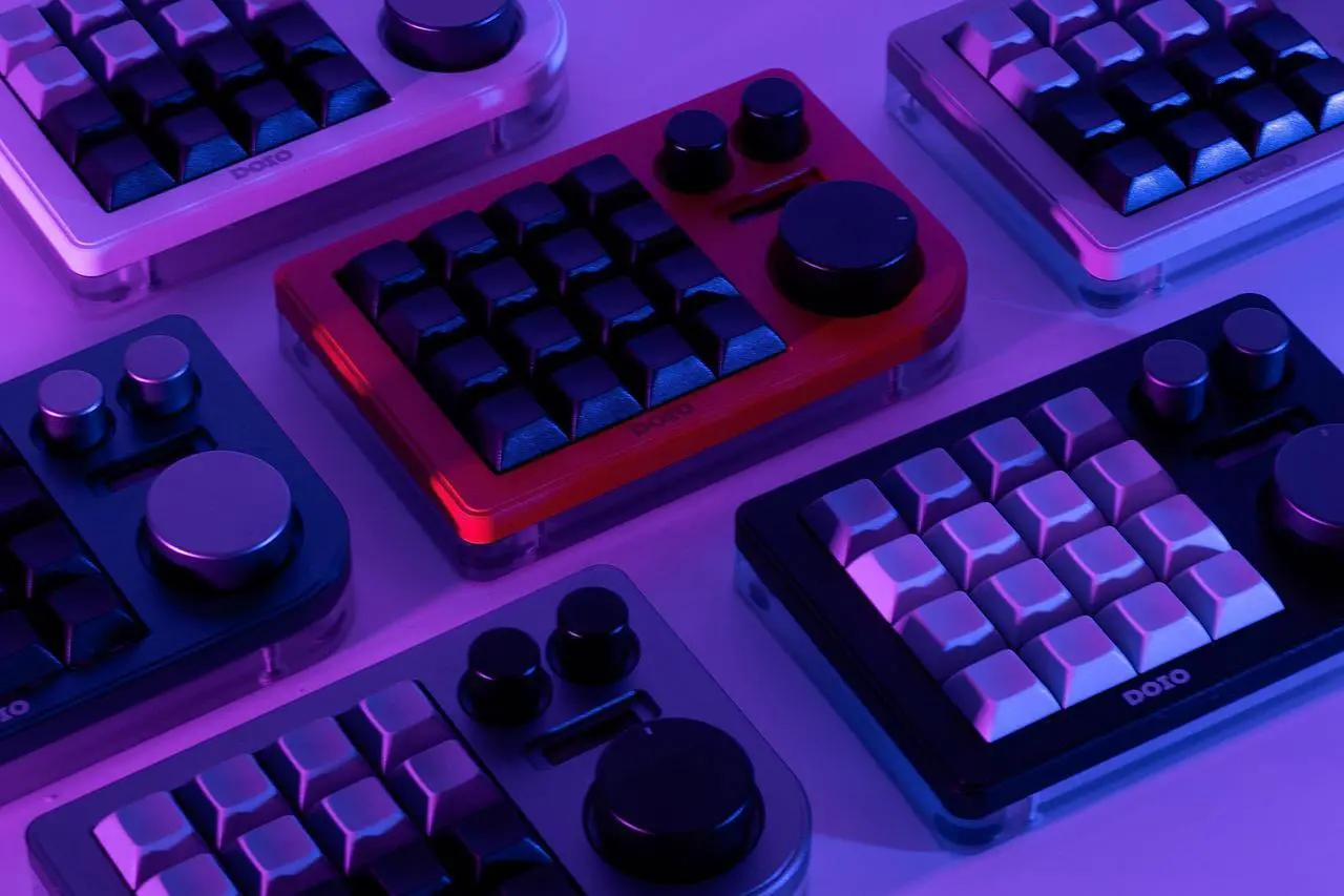 Alt view image 5 of 5 - KEEBMONKEY Megalodon Triple Knob Macro Pad Programmable Designer Mini Keyboard 16 Keys (White)