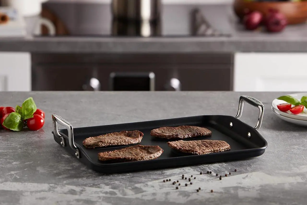 Le Creuset Toughened Non-stick Stir-Fry Pan - Thumbnail 5