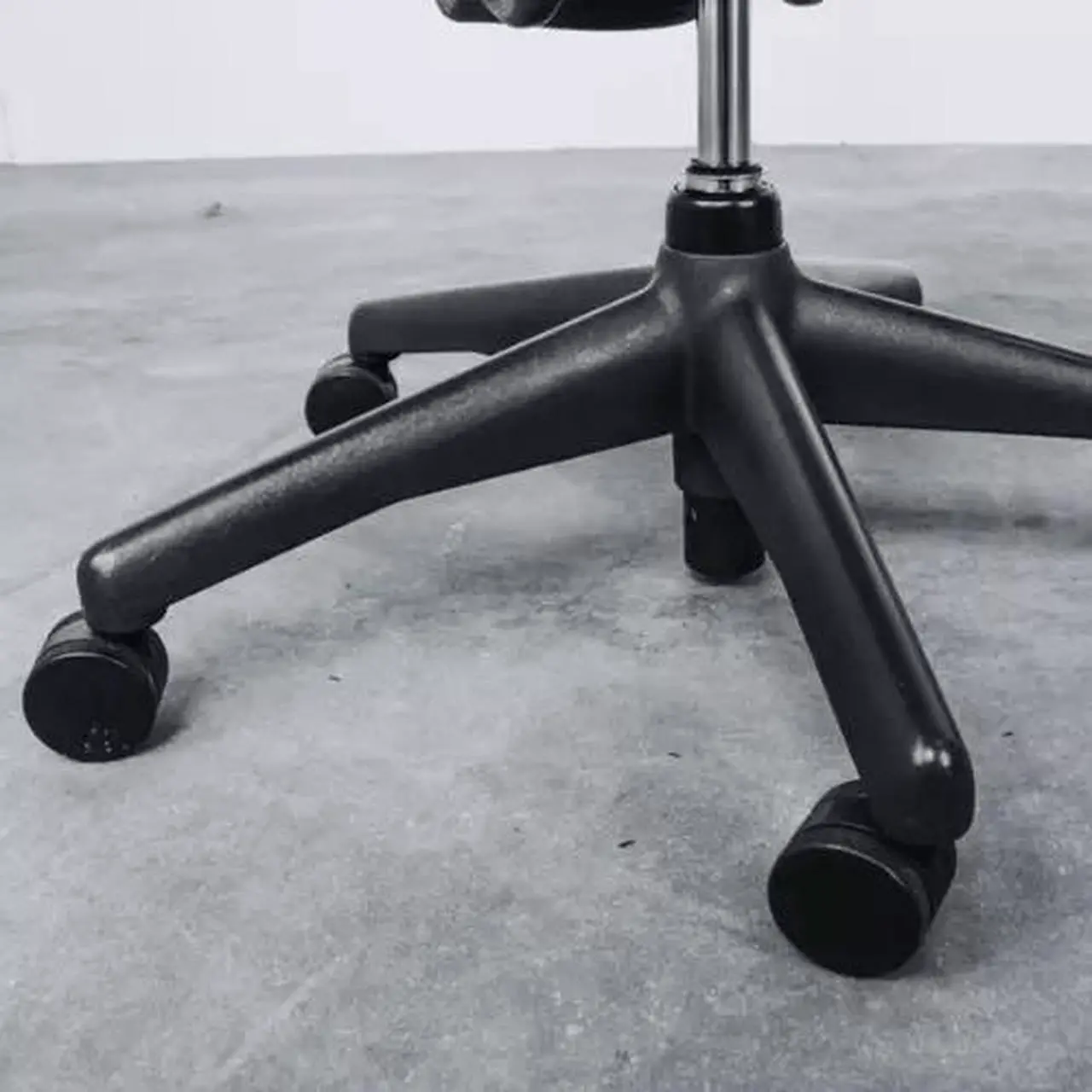 Alt view image 5 of 7 - Herman Miller Aeron Office Chair with Fixed Armrests with Lifetime Warranty