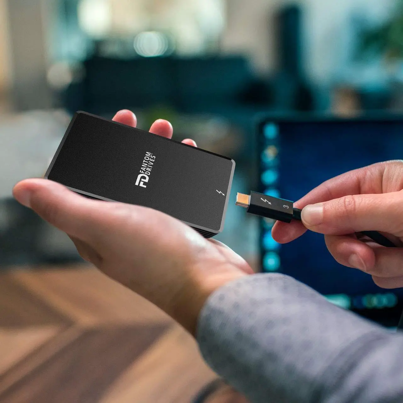 Alt view image 5 of 5 - Fantom Drives Extreme 1TB External SSD - 2800MB/s, Thunderbolt 3, USB Type-C, Aluminum, 3D NAND TLC, TB3X-2300N1TB