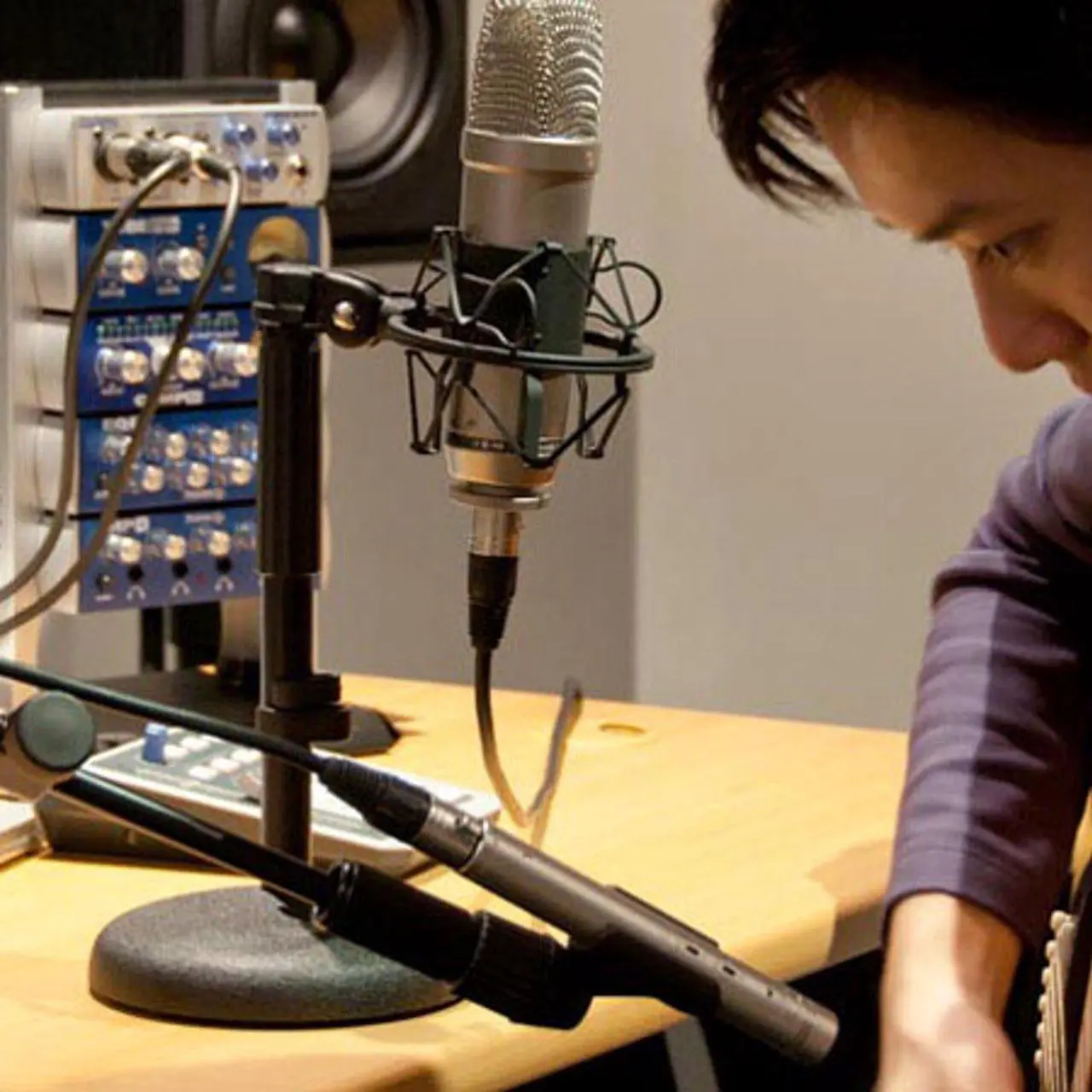 Alt view image 2 of 6 - Rode DS1 Table Top Desk Stand for many Microphones