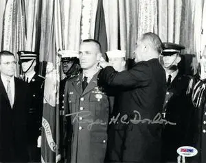 Roger HC Donlon signed Very 1st Vietnam War Medal of Honor Recipient Army Special Forces 8x10 Photo- PSA #V53697