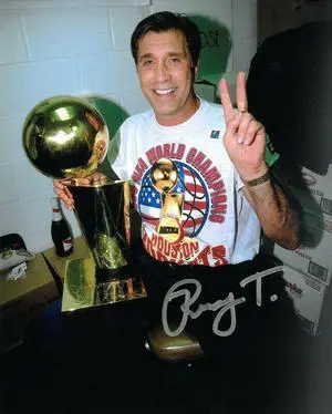 Rudy Tomjanovich signed Houston Rockets Coaching 8x10 Photo (1995 NBA Finals/2X Champs w/ Trophy)