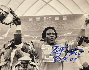 Billy Sims signed Detroit Lions B&W 8x10 Photo #20 80 ROY- AWM Hologram (arms up)