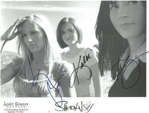 SHeDAISY Country Music Group/Band Kassidy, Kelsi & Kristen Osborn signed Lyric Street Records B&W 8x10 Photo– 3 sigs