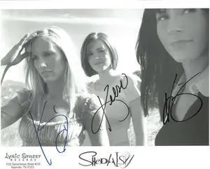 SHeDAISY Country Music Group/Band Kassidy, Kelsi & Kristen Osborn signed Lyric Street Records B&W 8x10 Photo– 3 sigs