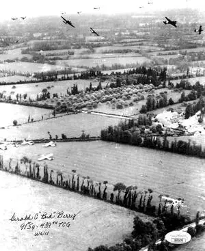 Gerald Bud Berry signed WWII Vintage B&W 8x10 Photo- JSA #SS51670- 91st Squadron/439th Troop Carrier Group