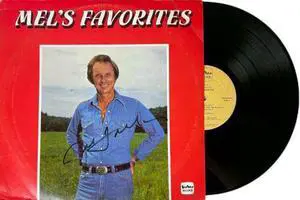 Mel Tillis signed 1977 Mel's Favorites Album Cover/LP/Double Vinyl Record- JSA #GG08441