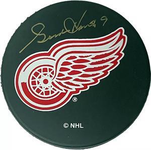 Gordie Howe signed Detroit Red Wings Old Logo NHL Hockey Puck #9 w/ Case- Beckett Review (HOF/Mr Hockey)