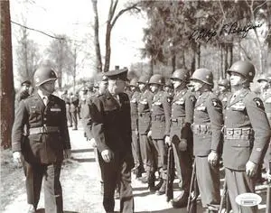 Philip P. Perugini signed WWII Band of Brothers 101st ABD Easy Co 506th PIR Vintage B&W 8x10 Photo- JSA Hologram #DD64454